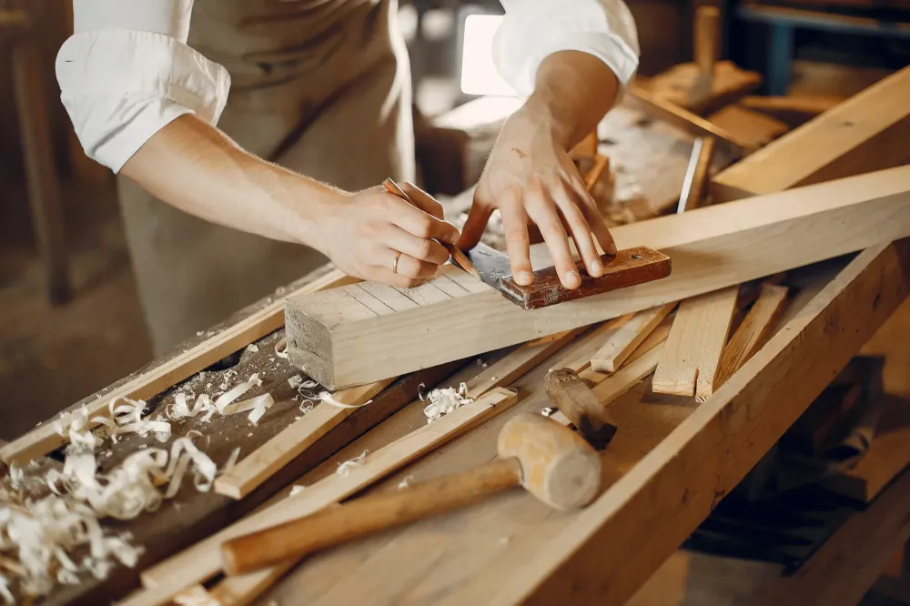 Artisan qui travaille le bois